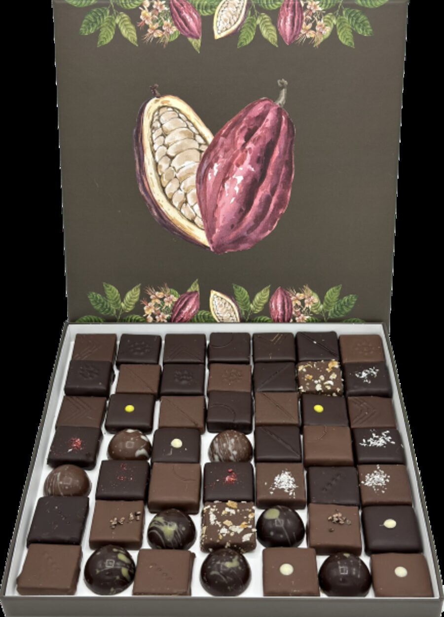 Coffret noir aimanté rempli de bonbons